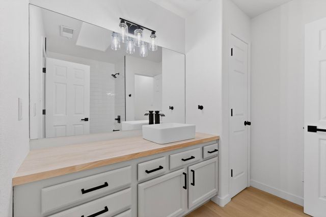 619 Avenida Montoya NE, Los Lunas, NM 87031