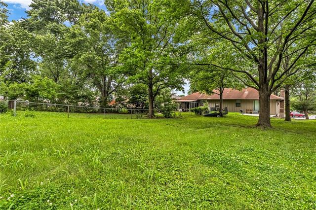 8120-8122 N Stoddard Avenue, Kansas City, MO 64152