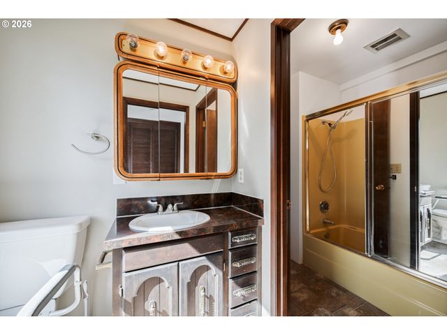 2366 SEMINARY HILL Rd, Centralia, WA 98531