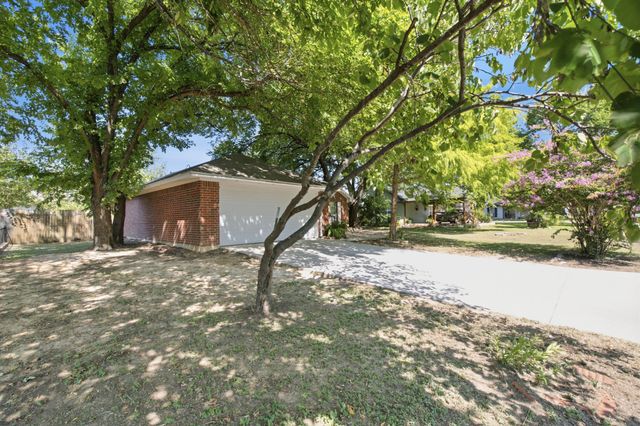 613 N Avenue D, Springtown, TX 76082