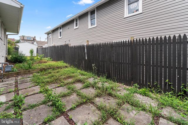 25 W MAPLE AVE, Shrewsbury, PA 17361