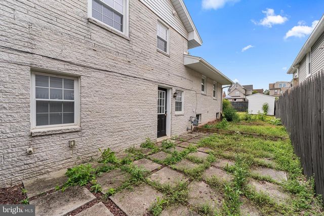 25 W MAPLE AVE, Shrewsbury, PA 17361