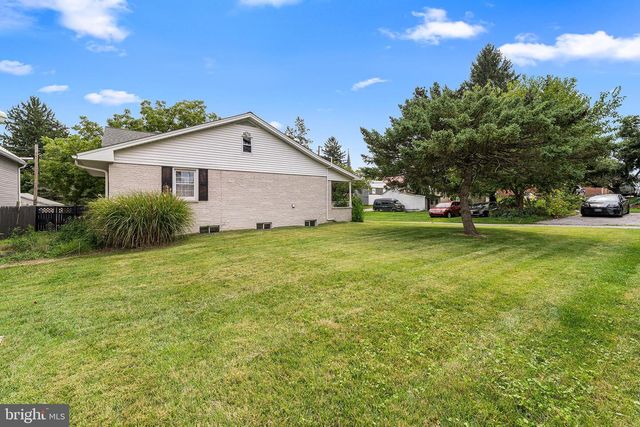 25 W MAPLE AVE, Shrewsbury, PA 17361