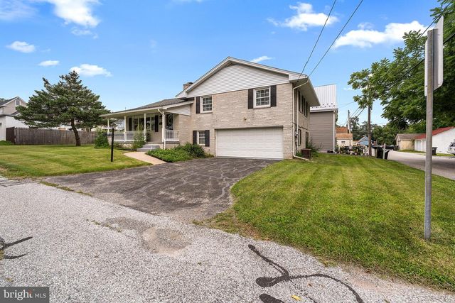 25 W MAPLE AVE, Shrewsbury, PA 17361