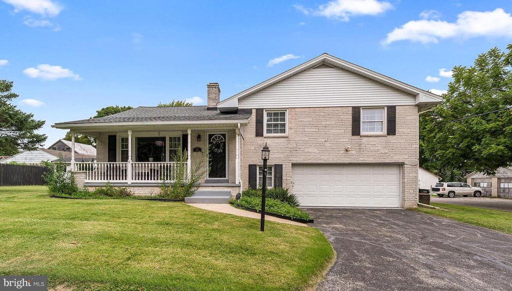 25 W MAPLE AVE, Shrewsbury, PA 17361