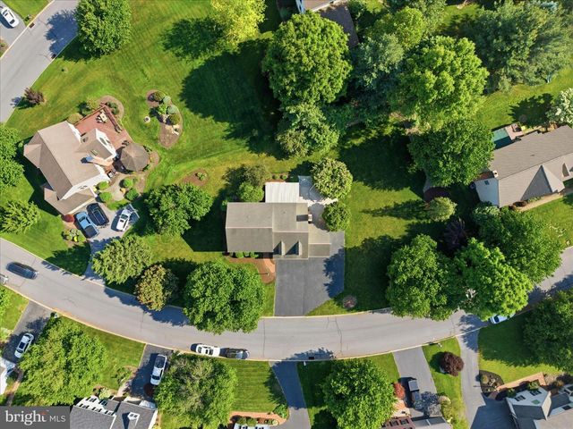 9 ROUND HOUSE DR, Lititz, PA 17543