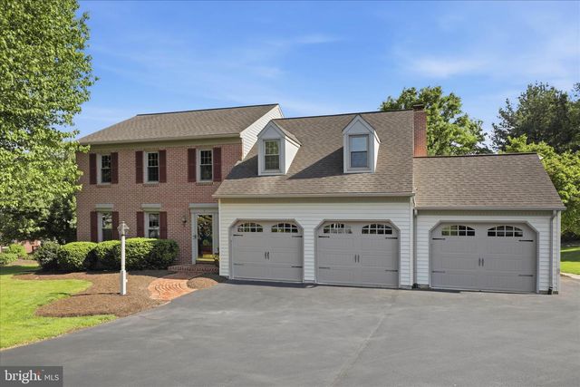 9 ROUND HOUSE DR, Lititz, PA 17543