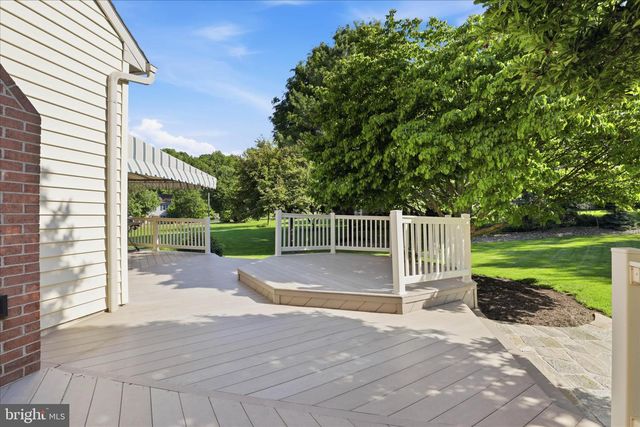 9 ROUND HOUSE DR, Lititz, PA 17543