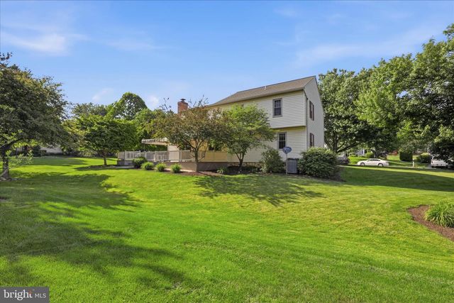 9 ROUND HOUSE DR, Lititz, PA 17543