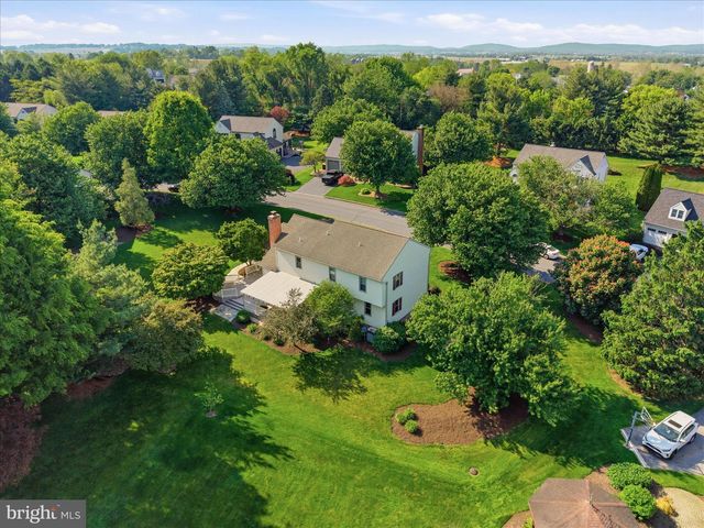 9 ROUND HOUSE DR, Lititz, PA 17543
