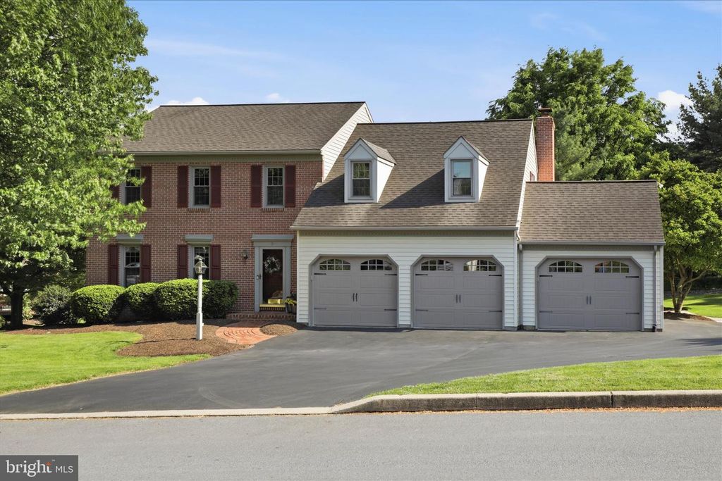 9 ROUND HOUSE DR, Lititz, PA 17543