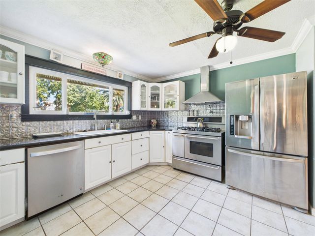 713 6th Street, San Leon, TX 77539