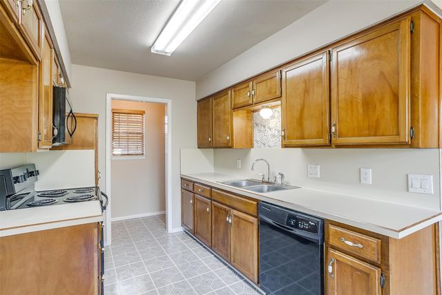 2295 E Renfro Street, Burleson, TX 76028