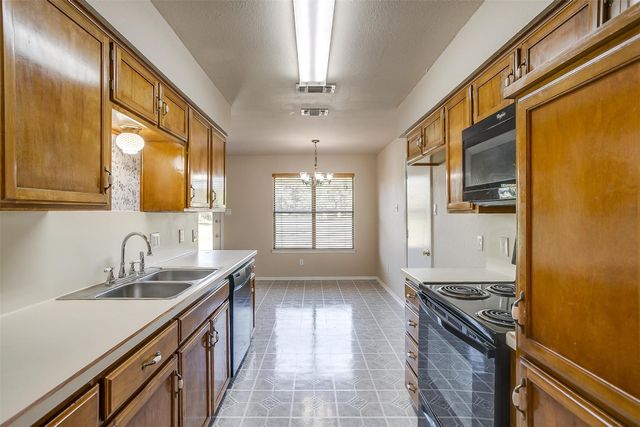 2295 E Renfro Street, Burleson, TX 76028