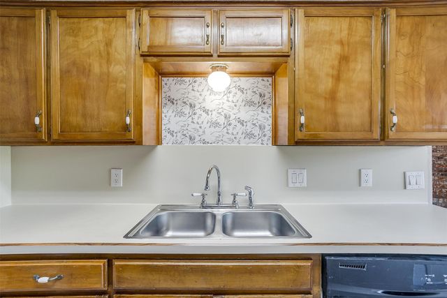 2295 E Renfro Street, Burleson, TX 76028