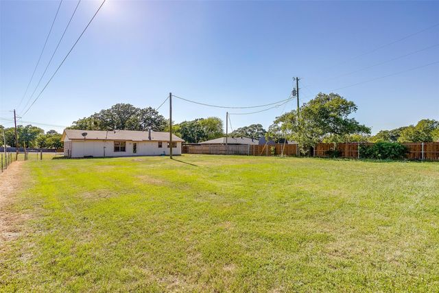 2295 E Renfro Street, Burleson, TX 76028