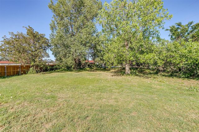 2295 E Renfro Street, Burleson, TX 76028