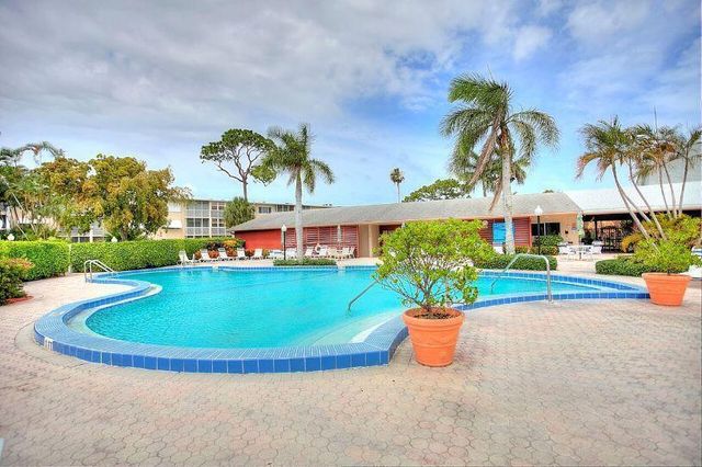 2562 N Garden Drive 206, Lake Worth, FL 33461