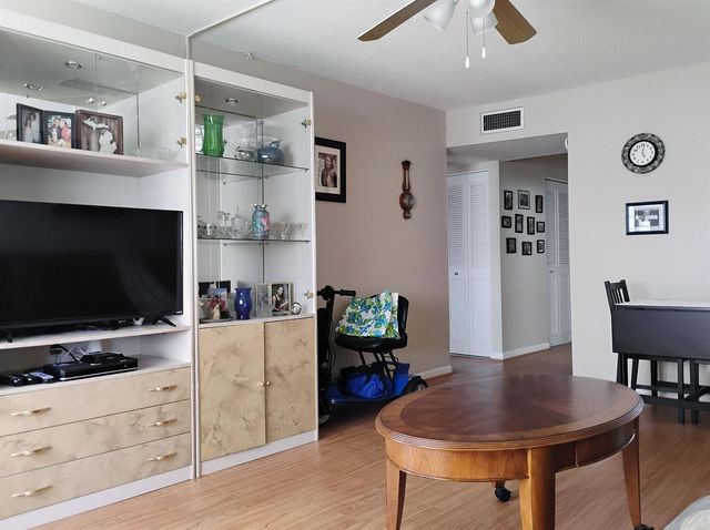 2562 N Garden Drive 206, Lake Worth, FL 33461