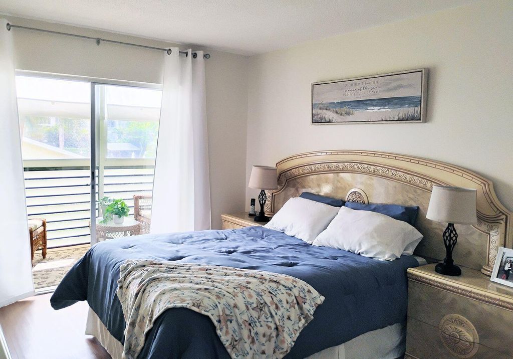 2562 N Garden Drive 206, Lake Worth, FL 33461