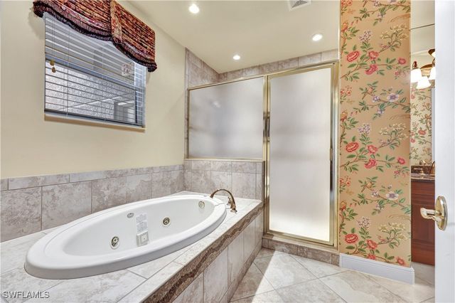 530 Avellino Isles CIR 7-201, Naples, FL 34119