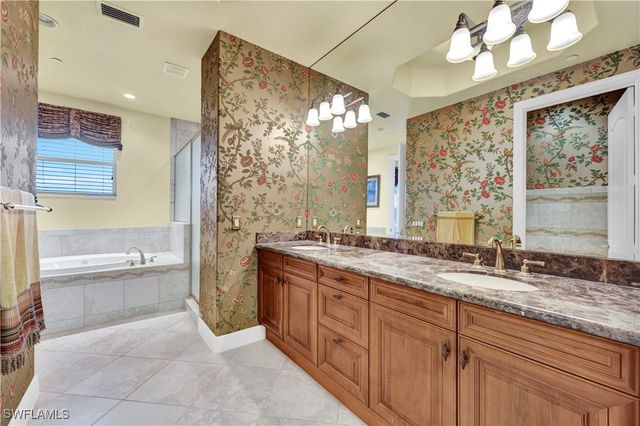 530 Avellino Isles CIR 7-201, Naples, FL 34119