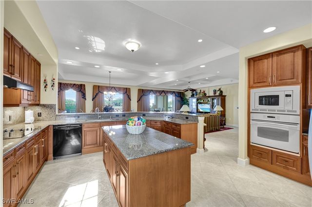 530 Avellino Isles CIR 7-201, Naples, FL 34119