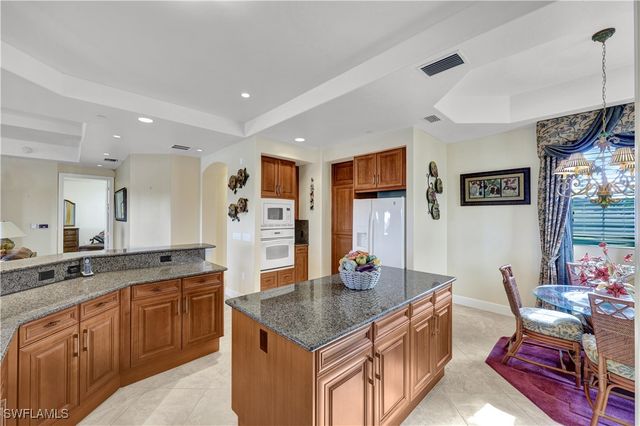 530 Avellino Isles CIR 7-201, Naples, FL 34119