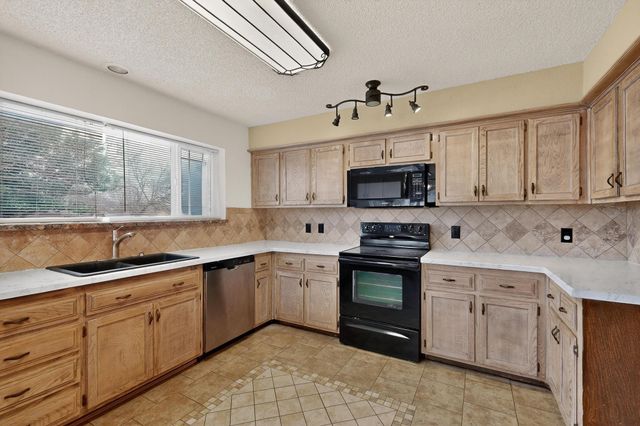 2800 Hedgeway Drive, Arlington, TX 76016