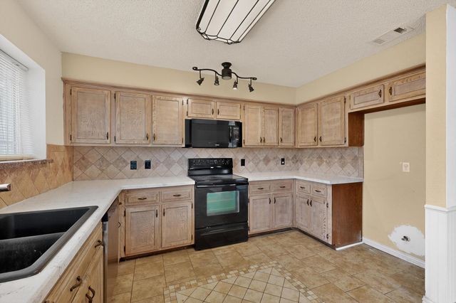 2800 Hedgeway Drive, Arlington, TX 76016