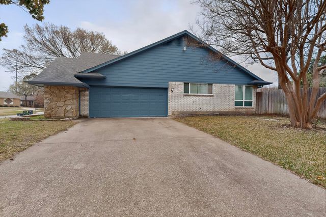 2800 Hedgeway Drive, Arlington, TX 76016