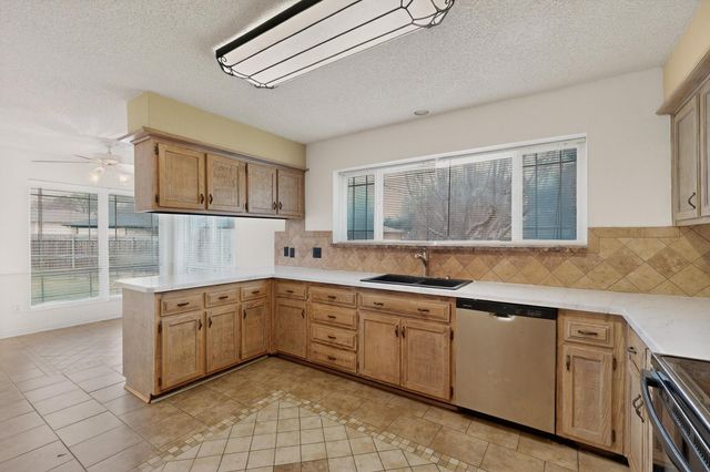 2800 Hedgeway Drive, Arlington, TX 76016