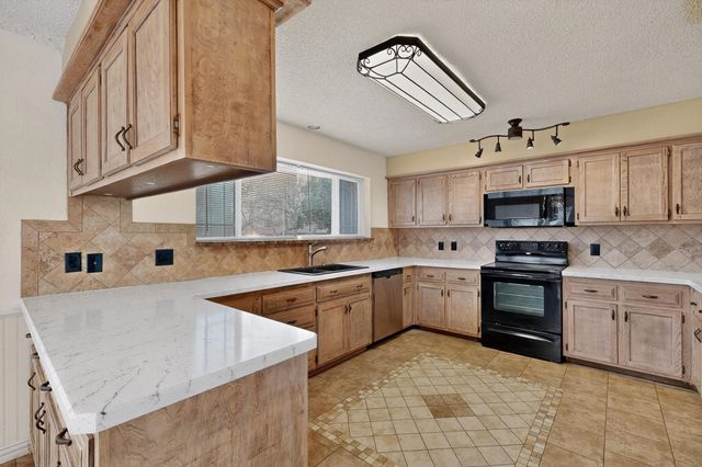 2800 Hedgeway Drive, Arlington, TX 76016