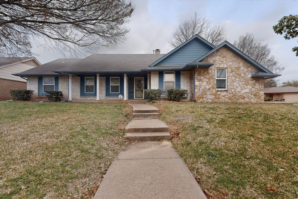 2800 Hedgeway Drive, Arlington, TX 76016