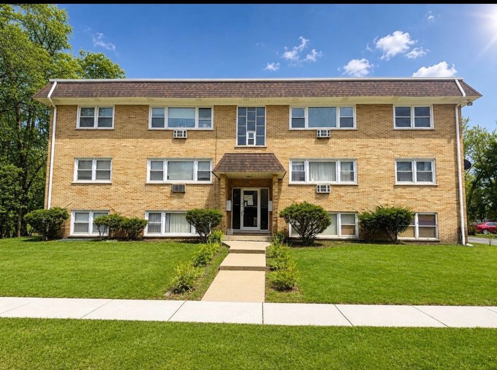 255 E Oak Street 10, Addison, IL 60101