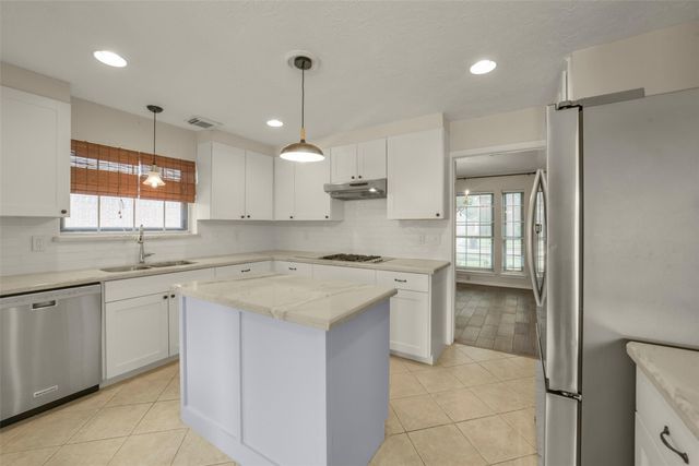 126 Shadow Wood Drive, Sugar Land, TX 77498