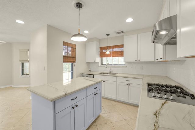 126 Shadow Wood Drive, Sugar Land, TX 77498