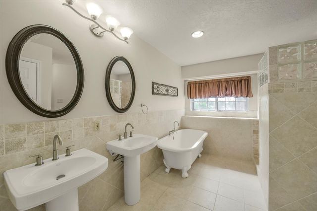 126 Shadow Wood Drive, Sugar Land, TX 77498