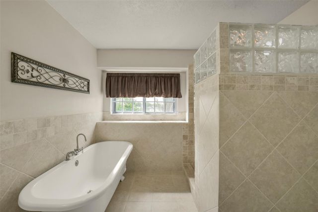 126 Shadow Wood Drive, Sugar Land, TX 77498