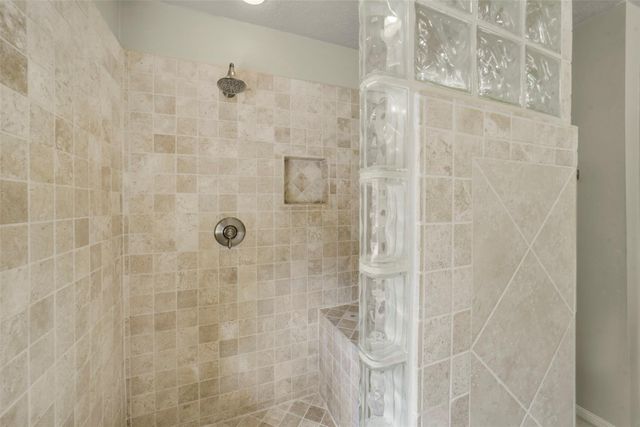 126 Shadow Wood Drive, Sugar Land, TX 77498
