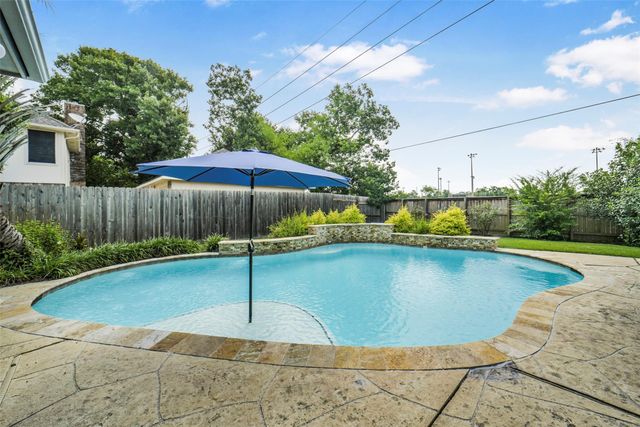 126 Shadow Wood Drive, Sugar Land, TX 77498