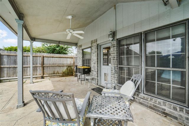 126 Shadow Wood Drive, Sugar Land, TX 77498
