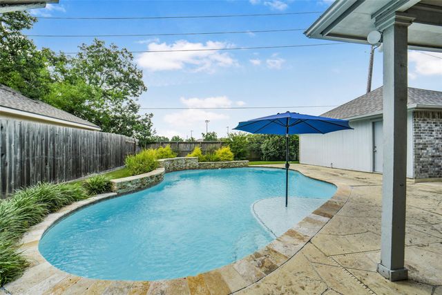 126 Shadow Wood Drive, Sugar Land, TX 77498