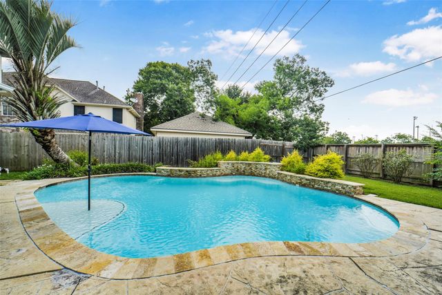 126 Shadow Wood Drive, Sugar Land, TX 77498
