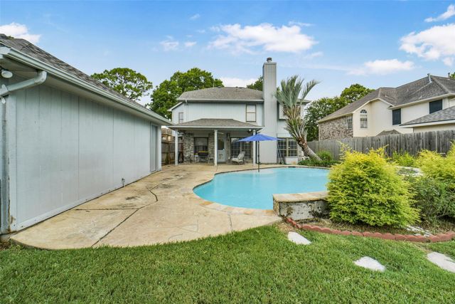 126 Shadow Wood Drive, Sugar Land, TX 77498