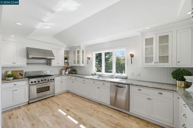 102 Hillcrest Dr, Orinda, CA 94563