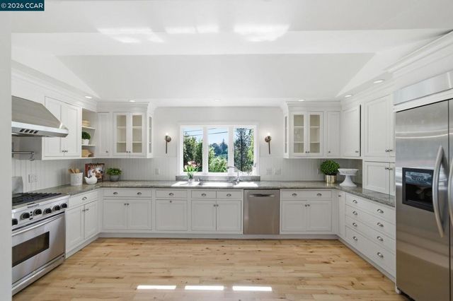 102 Hillcrest Dr, Orinda, CA 94563