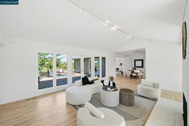 102 Hillcrest Dr, Orinda, CA 94563