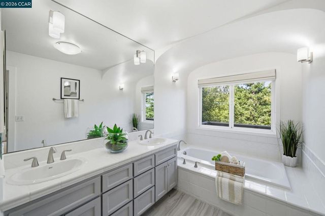 102 Hillcrest Dr, Orinda, CA 94563