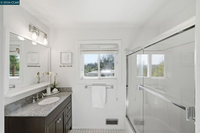 102 Hillcrest Dr, Orinda, CA 94563